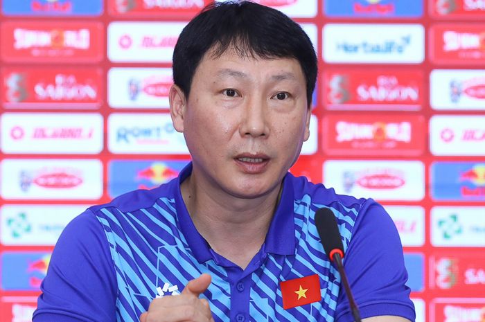 Pelatih Vietnam Kim Sang Sik Hormati Shin Tae Yong: “Beliau Senior yang Saya Kagumi”